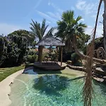 Halo Lagoon Pool & Exclusive Seaside Getaway * אגדה