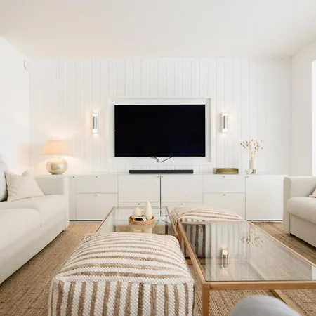 Halo Lagoon Pool & Exclusive Seaside Getaway Willa