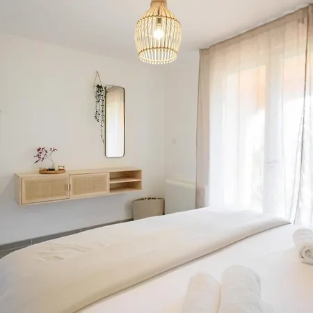 Halo Lagoon Pool & Exclusive Seaside Getaway Вилла Агд