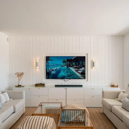 Halo Lagoon Pool & Exclusive Seaside Getaway Вилла