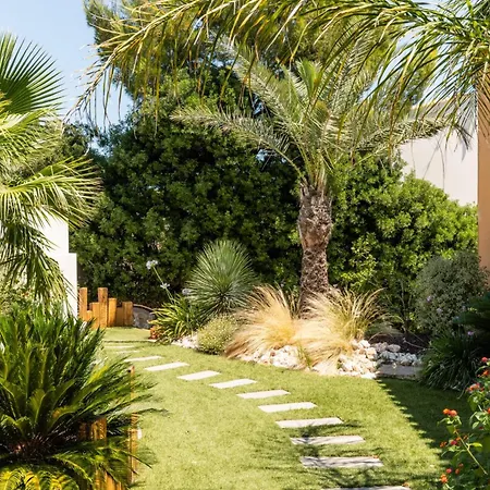 Halo Lagoon Pool & Exclusive Seaside Getaway Вилла