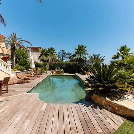 Вилла Halo Lagoon Pool & Exclusive Seaside Getaway *